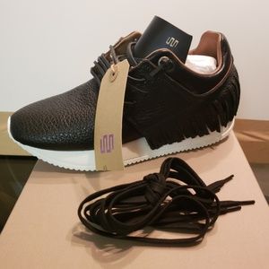 esseutesse leather fringe sneaker